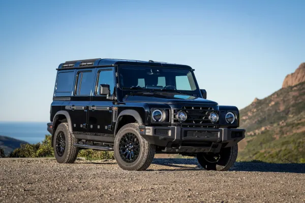 Ineos Grenadier 2026: Konec gumového řízení a poslední vztyčený prostředníček světu SUV